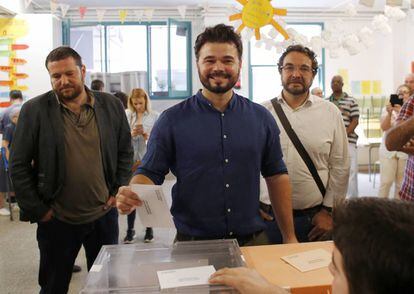 El cap de llista per Barcelona d'ERC a les eleccions generals, Gabriel Rufián, acompanyat per l'alcalde de Sabadell, Juli Fernández.