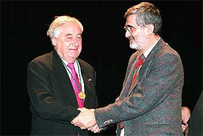 Cees Nooteboom, después de recibir la Medalla de Oro del Círculo de Bellas Artes de manos de su presidente, Juan Miguel Hernández León.