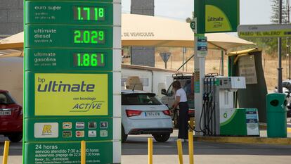 Panel con los precios de los carburantes en una gasolinera de Sevilla, el lunes.