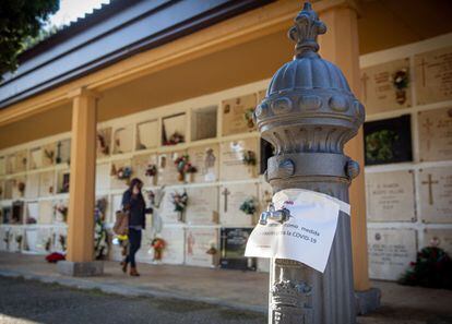 Cartel en el que se informa de la prohibición de utilizar las fuentes de agua por el coronavirus en el cementerio de Logroño, este domingo.
