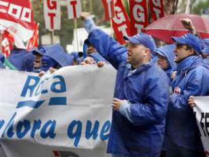 Trabajadores de la empresa Cerámicas Bellavista, filial del grupo Roca, se manifestan en Barcelona contra el ERE