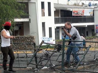 El fotoperiodista &Aacute;lvaro Ybarra, en el documental &#039;No me llames fot&oacute;grafo de guerra&#039;.