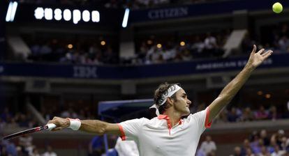 Federer ejecuta un servicio ante Gasquet.