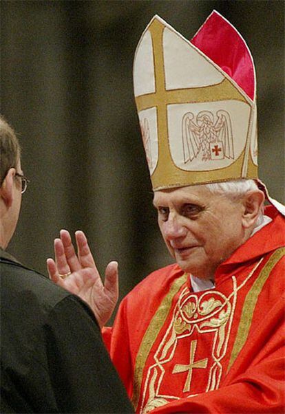 Joseph Ratzinger es el cardenal que ha velado por la pureza del dogma católico desde 1981, cuando Juan Pablo II lo nombró prefecto de la Congregación para la Doctrina de la Fe (ex Santo Oficio). Nacido el 16 de abril de 1927 en Baviera, hijo de modestos campesinos, Ratzinger ha pasado la mayor parte de su vida en contacto con el mundo académico. El cardenal alemán concentra enormes poderes por su talla moral y su rectitud, y no tanto por su poder de persuasión.

Ratzinger se conviertió en el gran represor de teólogos disidentes, que se alejan de la línea dictada en el Vaticano. Dice no al sacerdocio femenino, a la presencia de homosexuales en la Iglesia, y asesta un golpe considerable al proceso de diálogo con las otras iglesias cristianas.

Si los cardenales se inclinaran por un Papa de transición, una figura respetada que no tuviera ninguna posibilidad de reinar otros 26 años, Ratzinger podría ser la mejor opción, pese a su nacionalidad, a su perfil conservador, y a su frontal rechazo a las innovaciones litúrgicas de la Iglesia introducidas por Pablo VI.