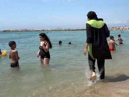 Una mujer con un burkini en Marsella. 