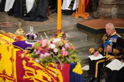 Carlos III, frente al féretro de Isabel II durante el funeral de Estado celebrado en la abadía de Westminster. 
