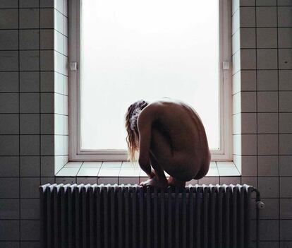 “cubriendo parte de estas imágenes inocentes de desnudos femeninos”. 