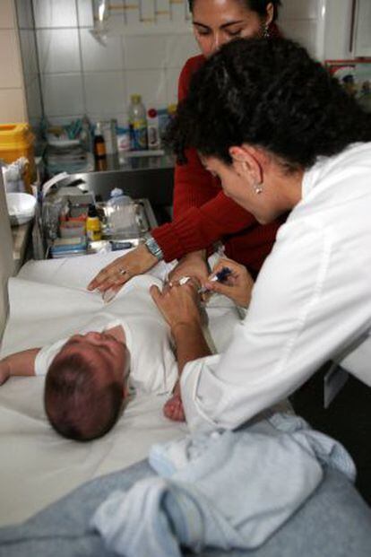 Vacunación contra el neumococo en un centro de salud madrileño en 2006.