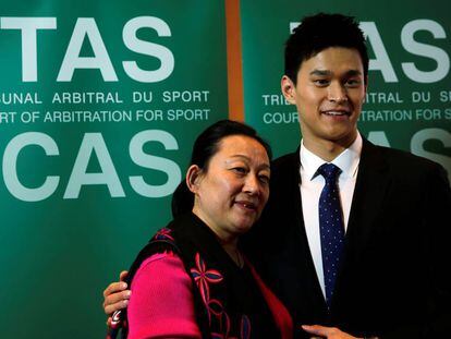 Sun Yang con su madre tras la audiencia ante el TAD.