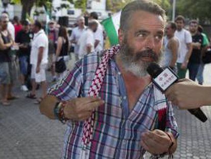 Juan Manuel Sánchez Gordillo, alcalde de Marinaleda (Sevilla) y diputado andaluz de IU, respondiendo a las preguntas de una cadena de televisión China esta tarde.