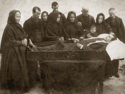 <i>Muerto con sombrero,</i><b> fotografía de </b>Nicanor Cañas incluida en la exposición <i>La huella de la mirada<i>.