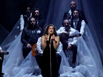 Rosalía, en su actuación de 'Se nos rompió el amor', en los Grammy latinos.