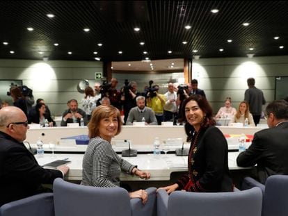 La secretaria de Estado de Empleo, Yolanda Valdeolivas (2i), y la presidenta del Consejo Superior de Deportes, María José Rienda (2d), este martes en el Ministerio de Empleo.