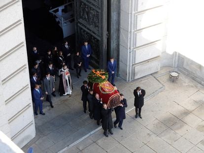 Los familiares de Francisco Franco portan el féretro con los restos mortales del dictador tras su exhumación en la Basílica del Valle de los Caídos.