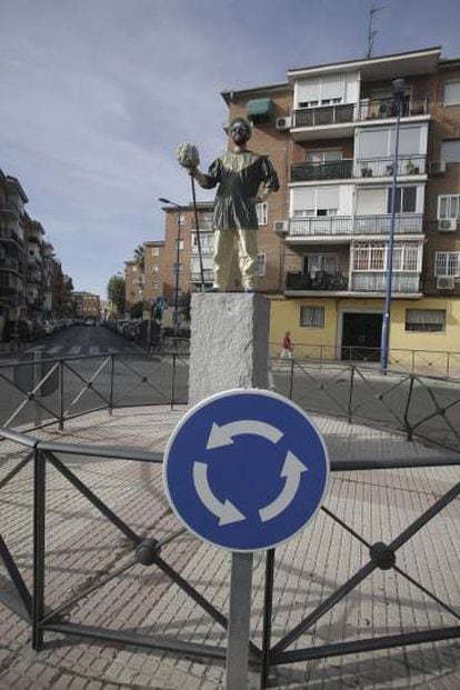 Protesta en forma de estatuas humanas en la rotonda del santo Niño, en Leganés.