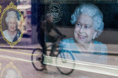 Un 'souvenir' en una tienda de Londres con motivo del Jubileo de Platino de la reina Isabel II, celebrado en junio de 2022.