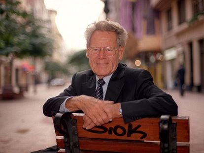 Hans Küng, fotografiado en una calle de Bilbao el 13 de noviembre de 2003.