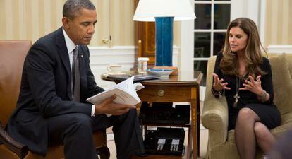 Barack Obama, con Maria Shriver en el momento en que le entrega el informe.