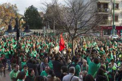 Profesores, alumnos y padres, se han concentrado esta mañana ante la Conselleria de Educación, Cultura y Universidades y pidiendola dimisión de la consejera, Joana Maria Camps, y del secretario autonómico de Educación, Guillem Estarellas.