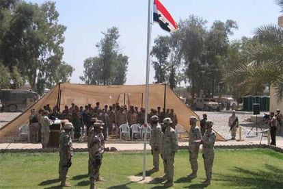 Ceremonia de entrega de la base de EE UU en Baquba al Ejército iraquí.