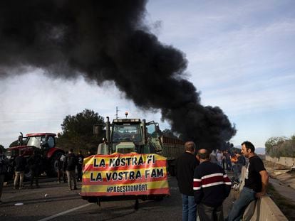 Protestas de los agricultores el pasado 14 de febrero en la autopista AP-7, a la altura de Pontós (Girona.
