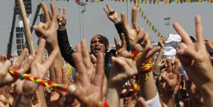 Miles de manifestantes en la ciudad turca de Diyarbakir este jueves.