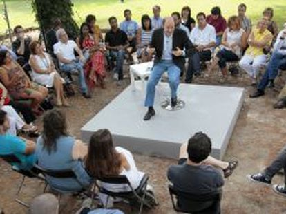 Rubalcaba, ante los voluntarios que participan en los preparativos de su candidatura, hoy en Galapagar.