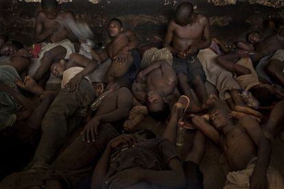 Jóvenes apiñados en la cárcel de Freetown.