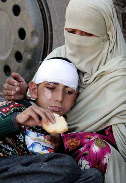 Una madre cuida de su hijo herido en Muzaffarabad, la capital de Cachemira.