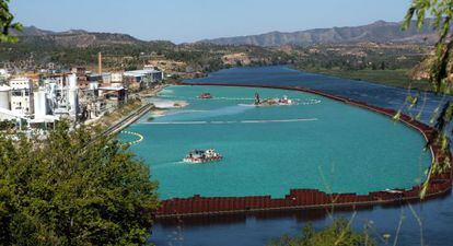 Trabajos de descontaminaci&oacute;n de vertidos qu&iacute;micos en el r&iacute;o Ebro a su paso por la localidad de Flix, en Tarragona.