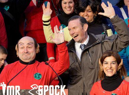 El lehedakari y candidato a la reelección por el PNV, Juan José Ibarretxe participa en un acto de celebración del carnaval organizado por la comparsa Gogorregi en el que se ha homenajeado a Spock de la saga Star Trek.