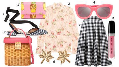 1. J. Crew Zapatos planos con cinta 2. Dolce & Gabbana Monedero con estampado tropical 3. Vilshenko Blusa floral 4. Alice + Olivia Gafas de sol 5. Mark Cross Bolso tipo cesta 6. Dime que me quieres Pendientes dorados 7. Blumarine Falda midi con vuelo 8. Marc Jacobs Beauty Labial rosa en formato gloss.