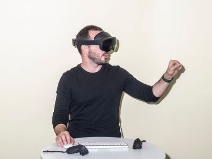 Manuel G. Pascual trabaja con las gafas de realidad virtual en la redacción de EL PAÍS.