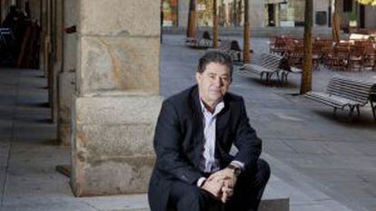 Miguel Anxo Fernández Lores, en la escalera de la plaza de la Verdura de Pontevedra.