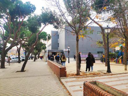 Cola para consulta covid en el centro de salud Imperial, en Arganzuela, el lunes.