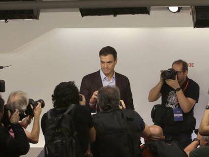 Pedro Sánchez, en la roda en què va anunciar la seva dimissió.