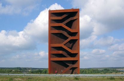 <b>LANDMARKE, LAUSITZER SEENLAND (ALEMANIA) / STEFAN GIERES. </b>Un mirador, pero también un símbolo del pasado minero de la región alemana de Lausitzer. Inaugurado en 2008, el mirador mide 30 metros y es, según su arquitecto, Stefan Gries, “una escultura con dos caras”. De un lado, un monolito cerrado de acero corten, y, del otro, una estructura abierta.