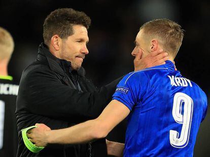 Simeone felicita a Vardy tras el partido.