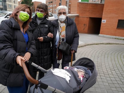 Basilia García, de 93 años, junto a su hija Josefa, su nieta María y su bisnieta Nara, tras vacunarse en el centro de salud Los Ángeles.