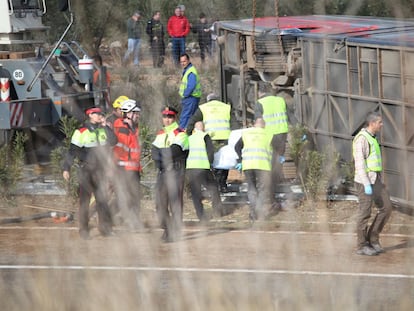 El autocar volcado en Freginals (Tarragona).