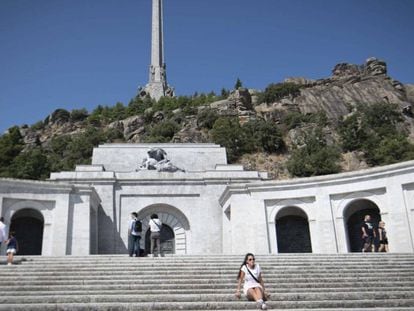 Varios turistas pasean ante la basílica del Valle de los Caídos, el pasado agosto. 
