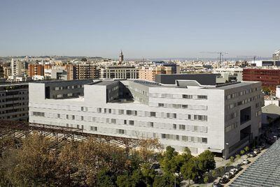 Vista de la Facultad de Magisterio, en Sevilla, proyecto de Antonio Cruz y Antonio Ortiz.