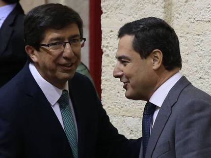 Juan Manuel Moreno (PP) y Juan Marín (Ciudadanos) se saludan en el Parlamento andaluz el pasado 27 de diciembre. 