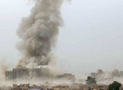 El ministerio de Justicia iraquí ha sido uno de los objetivos de los dos coches bombas. En la imagen, el humo tras las explosiones.