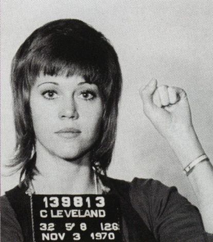 La actriz Jane Fonda fue arrestada en 1971 en el aeropuerto de Cleveland durante su viaje de camino a una manifestación pacifista en protesta por la guerra de Vietnam. La detuvieron por tráfico de drogas cuando la policía encontró entre sus cosas tres envoltorios que contenían pastillas que resultaron ser sus vitaminas.