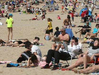 Turistas en la playa de Levante de Salou esta Semana Santa. 