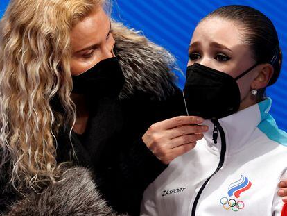 Beijing (China), 17/02/2022.- Kamila Valieva of Russian Olympic Committee cries next her coach Eteri Tutberidze (L) after the Women's Free Skating of the Figure Skating events at the Beijing 2022 Olympic Games, Beijing, China, 17 February 2022. (Rusia) EFE/EPA/HOW HWEE YOUNG
