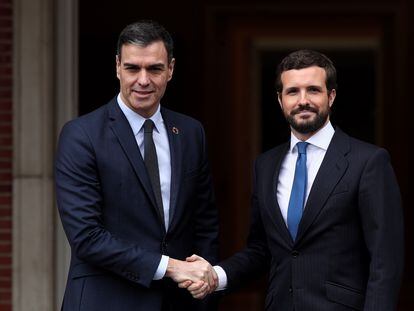 El presidente del Gobierno, Pedro Sánchez y el presidente del PP, Pablo Casado, se dan la mano a las puertas de La Moncloa, antes de su reunión en Madrid el 17 de febrero de 2020.