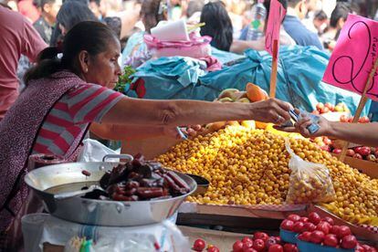 Una comerciante vende fruta en un mercado de Cuernavaca (Morelos).