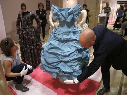 El vestido de Balenciaga, expuesto en la exposición "Frivolité" del Museo San Telmo en San Sebastián.